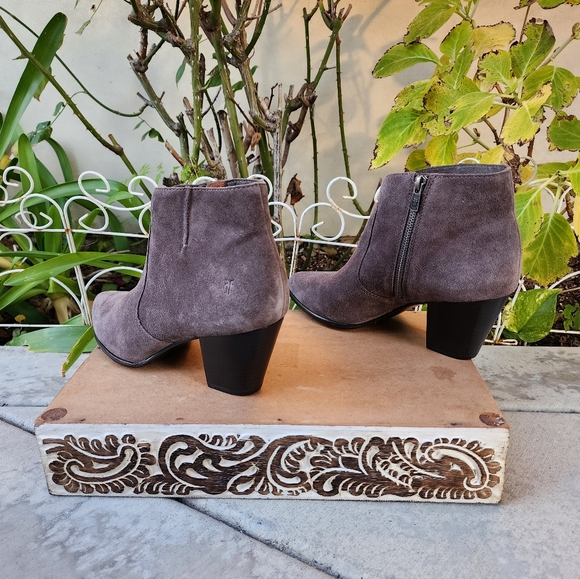 Chic Frye Soft Grey Suede Ankle Booties - Picture 7 of 11